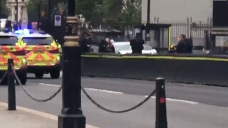 Do zábran pred britským parlamentom v Londýne narazilo vozidlo