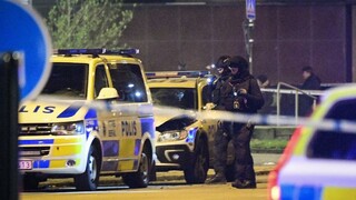 Vo Švédsku podpálili desiatky áut, premiér je veľmi nahnevaný