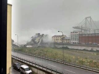 V Taliansku sa zrútil diaľničný most, predpokladajú desiatky mŕtvych