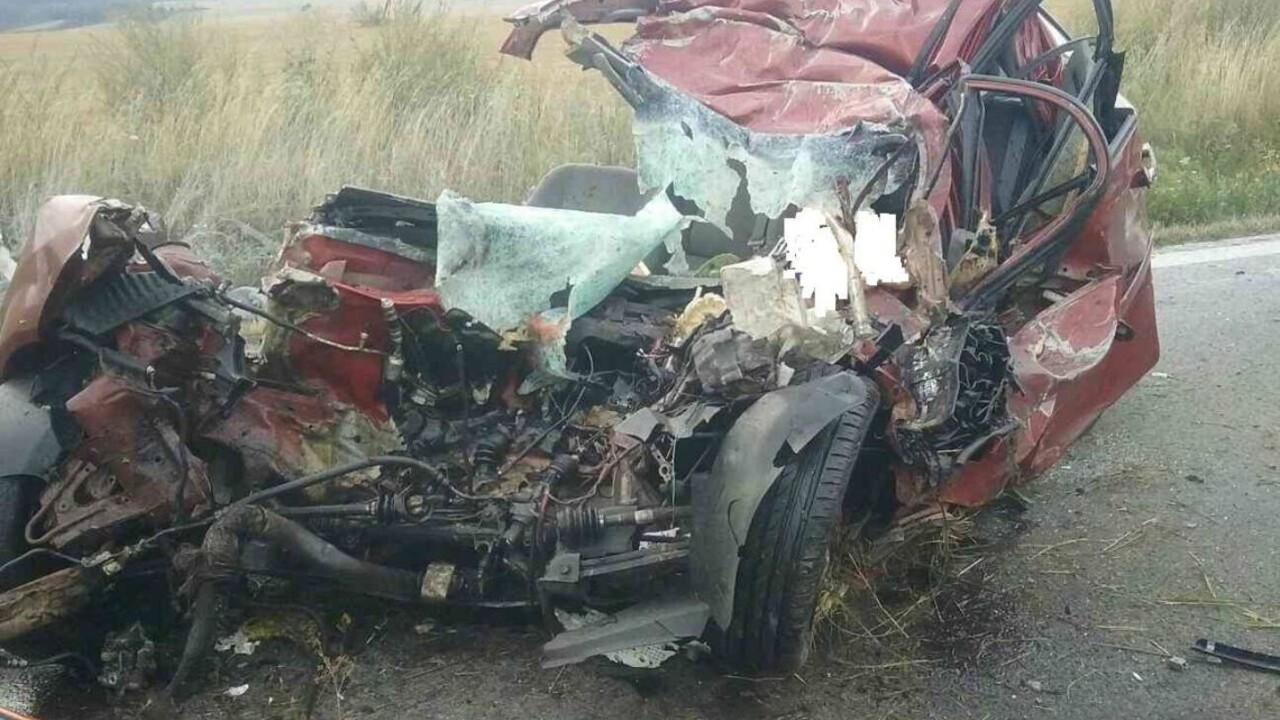 Chevrolet sa zrazil s nákladiakom, ženská posádka zahynula