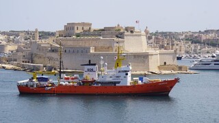 Loď s migrantmi zakotvila na Malte, rozdelí si ich päť štátov