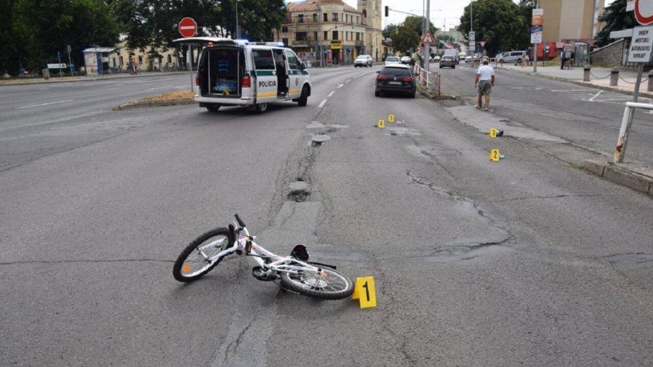 Pri nehode zahynulo malé dievčatko, na ceste zostal bicykel