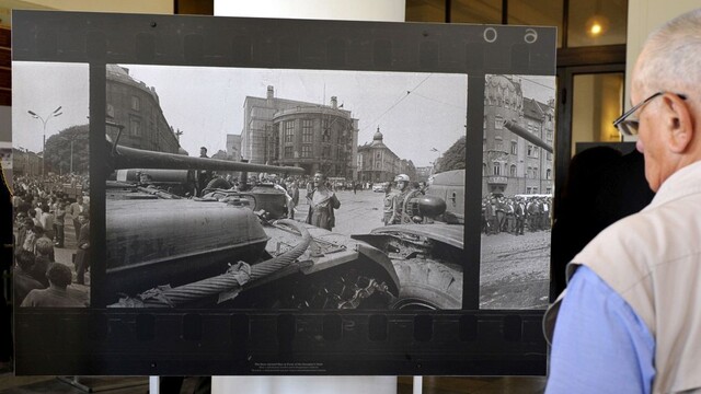 Vydajú známku so slávnou fotografiou muža, ktorý čelil okupantom