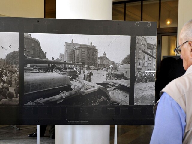Vydajú známku so slávnou fotografiou muža, ktorý čelil okupantom