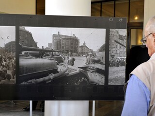 Vydajú známku so slávnou fotografiou muža, ktorý čelil okupantom