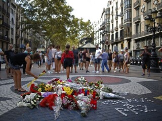 Barcelona si pripomína výročie teroristických útokov