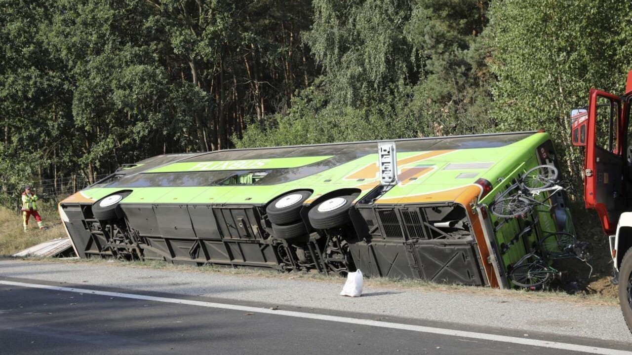 V Nemecku havaroval autobus, z neznámych príčin zišiel z diaľnice