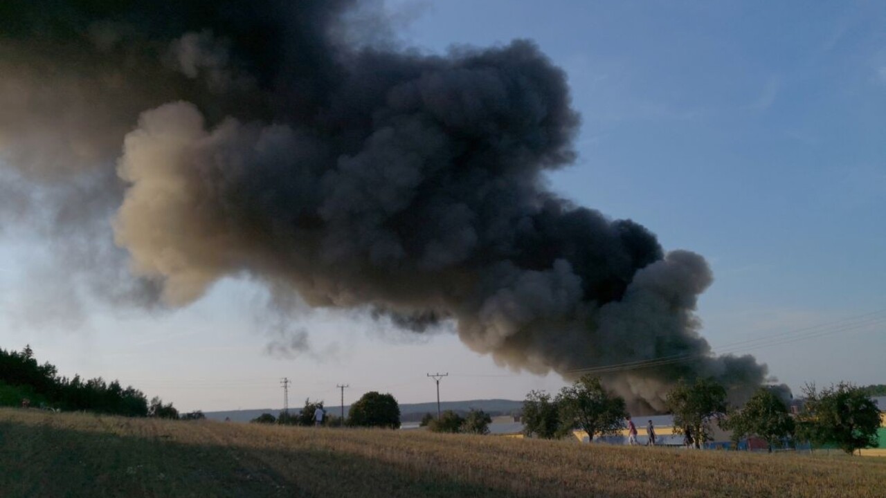 V Česku vypukol obrovský požiar haly, počas zásahu sa prepadla strecha