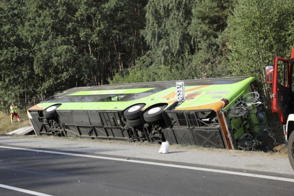 germany-bus-accident-37511-d3691747114d4637951f4baca0044eef_f56f591d.jpg