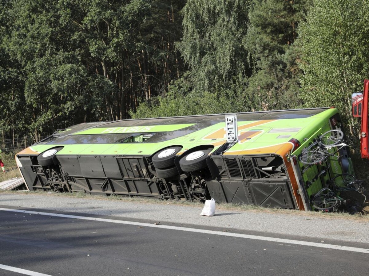 Nemecko autobus havária priekopa 1140 px (SITA/AP)
