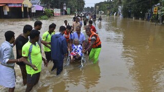 Indiu sužujú záplavy, vyžiadali si už stovky obetí