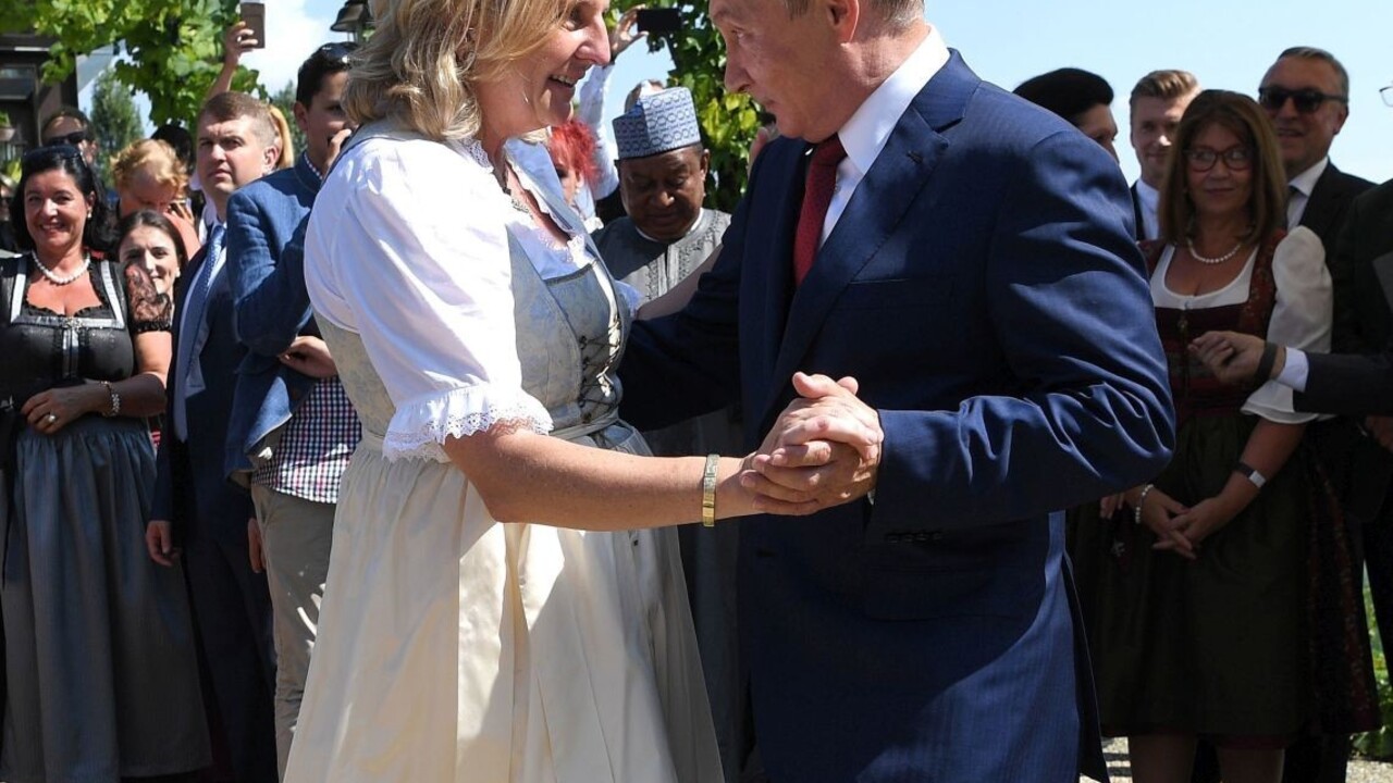 Putin bol na svadbe rakúskej ministerky, jeho účasť vyvolala kritiku