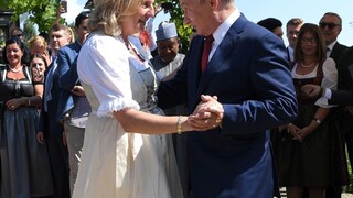 Putin bol na svadbe rakúskej ministerky, jeho účasť vyvolala kritiku