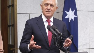 Turnbull obhájil mandát, jeho vyzývateľ odstúpil z funkcie