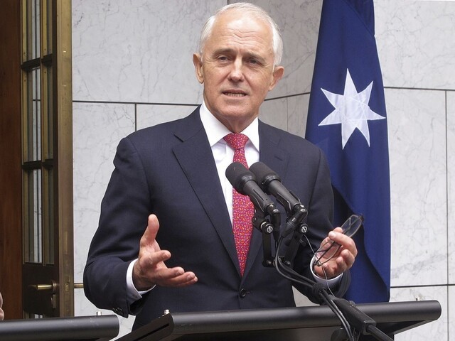 Turnbull obhájil mandát, jeho vyzývateľ odstúpil z funkcie