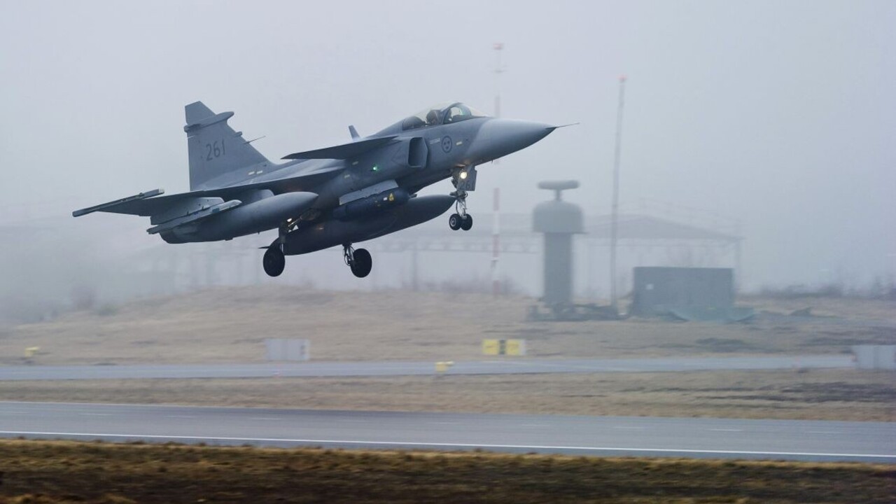Švédom havarovala stíhačka Gripen, zrazila sa s vtákom