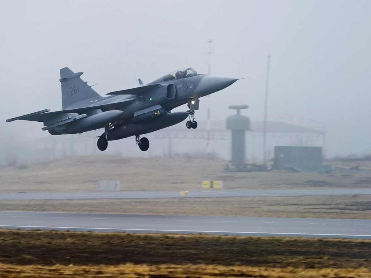 Švédom havarovala stíhačka Gripen, zrazila sa s vtákom