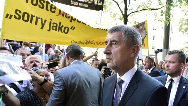 Hanba, eštébák, kričali na Babiša pri spomienke na rok 1968