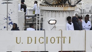 Loď s migrantmi zakotvila v Sicílii, na pevninu ich nepustili