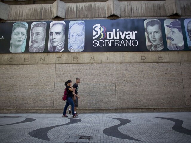 Venezuela zaviedla nové bankovky, analytici krok kritizujú