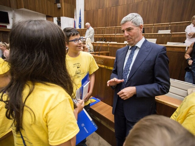 Pán premiér, aký máte plat? Politici v parlamente čelili deťom