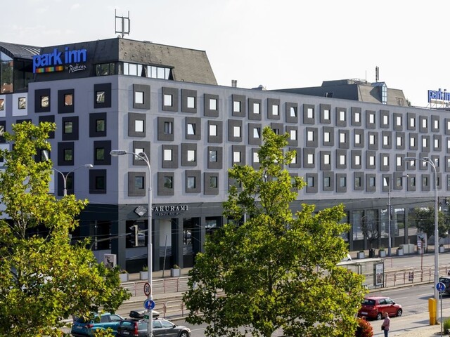 Bratislavčania sa nedočkali. Kritizovaná fasáda hotela zatiaľ zostáva