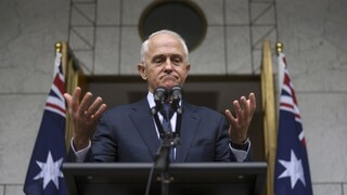 Prežil hlasovanie, stráca podporu ministrov. Turnbull možno končí