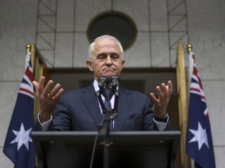 Prežil hlasovanie, stráca podporu ministrov. Turnbull možno končí