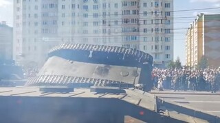 Na prehliadke, kam pozvali aj Putina, sa prevrátil tank