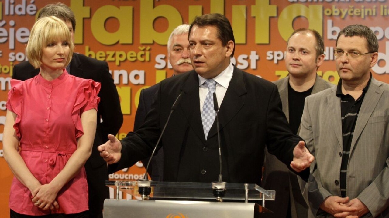 Manželka obvinila českého expremiéra z nelegálnych miliónových príjmov