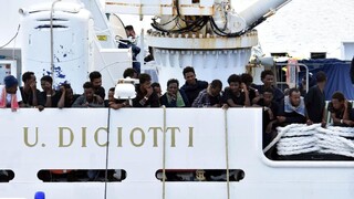 Spor Talianska a EÚ sa vyostruje, príčinou sú migranti na lodi