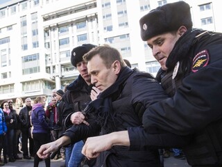 Zadržali Putinovho kritika Navaľného, polícia sa nevyjadrila