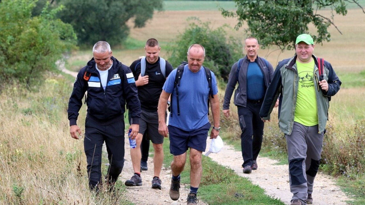 Minister obrany prešiel náučný chodník, uctil si pamiatku obetí SNP