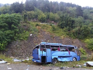 Turistický autobus tragicky havaroval, hlásia šestnásť mŕtvych
