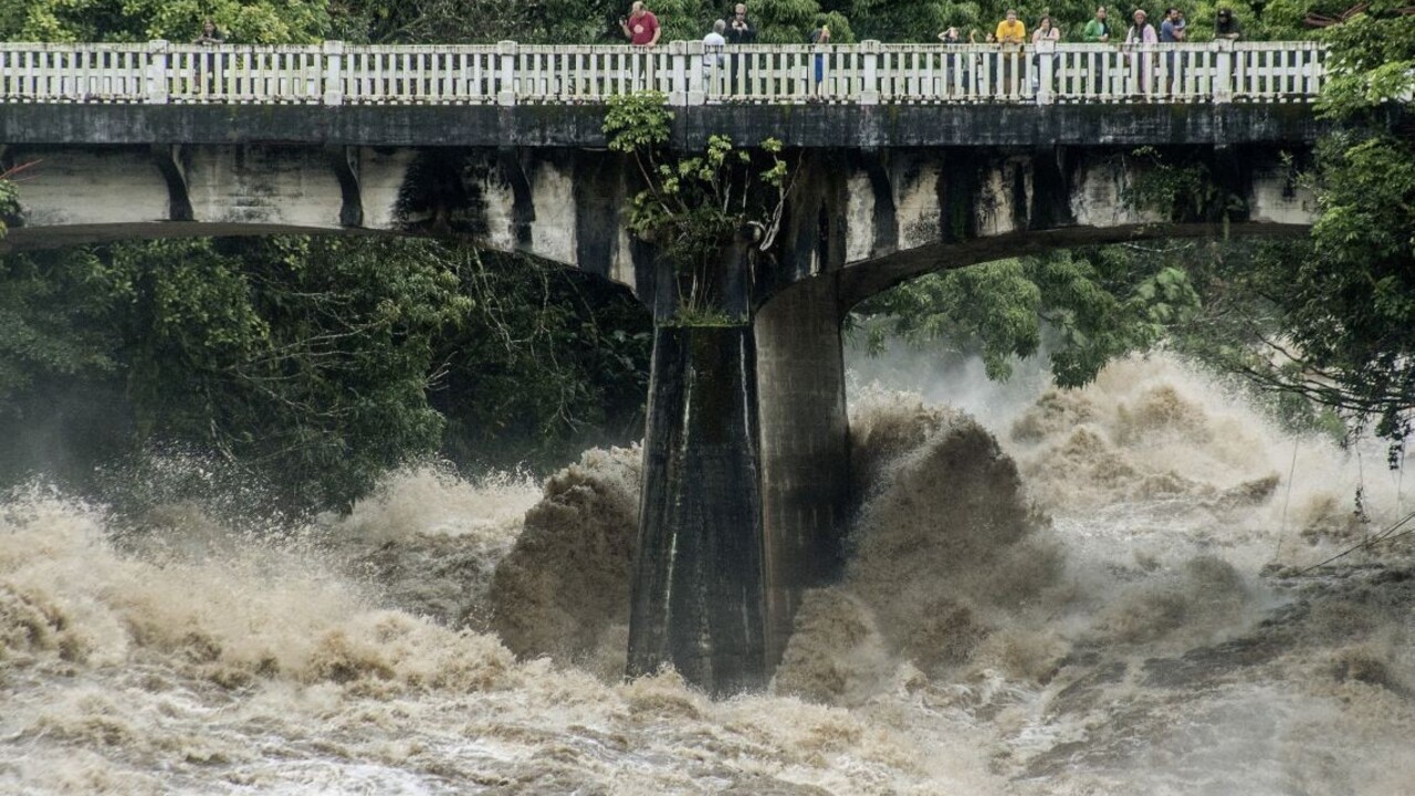 Hurikán na Havaji slabne. Stav ohrozenia platí, hrozia záplavy