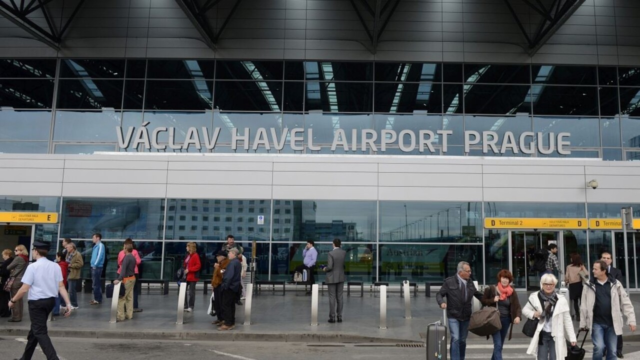 Hlásili dym v lietadle, cestujúcich na pražskom letisku museli evakuovať