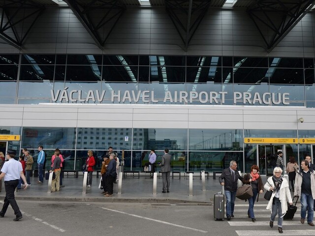 Hlásili dym v lietadle, cestujúcich na pražskom letisku museli evakuovať