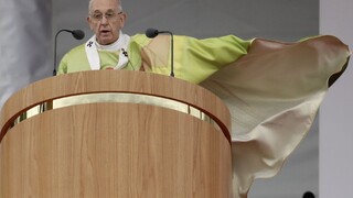 Pápež prosil o odpustenie za zneužívanie, tisíce ľudí aplaudovali