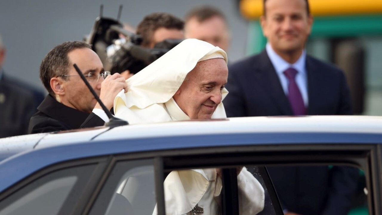 Pápež na Írov stále myslí, ľuďom bez domova venoval vzácny dar