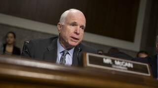 Trump sa podvolil, zosnulému senátorovi McCainovi vzdal hold