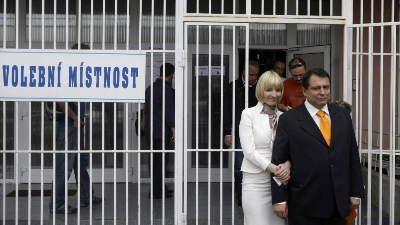Na českého expremiéra sa po výrokoch jeho ženy zamerala polícia