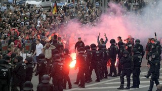 Polícia stretu demonštrantov nezabránila, Merkelová násilie odsúdila