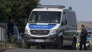 Volali o pomoc, tvrdí svedok. V uzavretom kamióne našli 16 utečencov