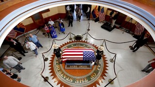 USA sa lúčia so zosnulým McCainom, zbohom mu chcú dať tisícky ľudí