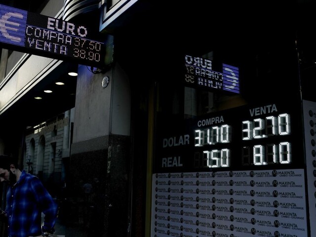 Peso sa historicky prepadlo, Argentína žiada peniaze od MMF skôr