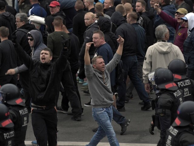 Útočníci si počkali na mladého migranta, v parku ho dobili reťazou