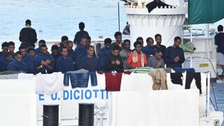 Ministrovi hrozí väzenie, migrantov vraj držal ako rukojemníkov