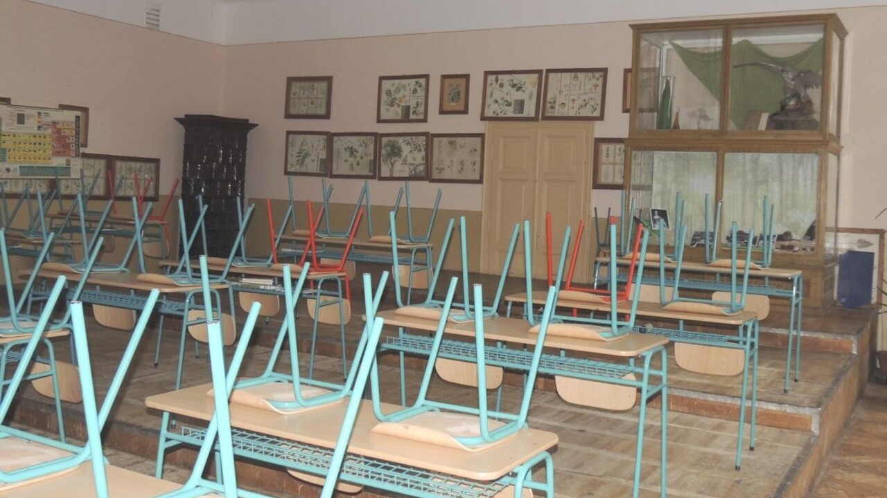 Na základnej škole zabíjal betónový stĺp, zavalil robotníka