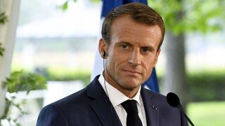 Macron chce rozvíjať vzťahy s Ruskom, Putina zve na návštevu