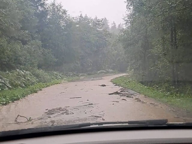 Nepriaznivé počasie komplikovalo dopravu, viacero úsekov bolo neprejazdných